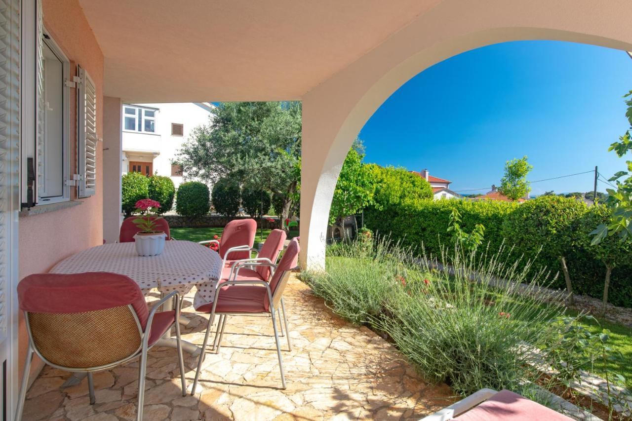Apartment Lavanda With Beautiful Garden คิร์ก ภายนอก รูปภาพ