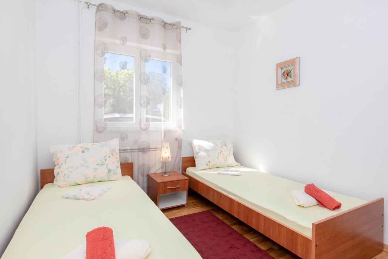 Apartment Lavanda With Beautiful Garden คิร์ก ภายนอก รูปภาพ